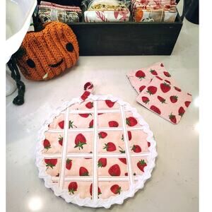 STRAWBERRY Pie Hot Pad / NEW / Quilted Cotton ❤️ and 2 coasters